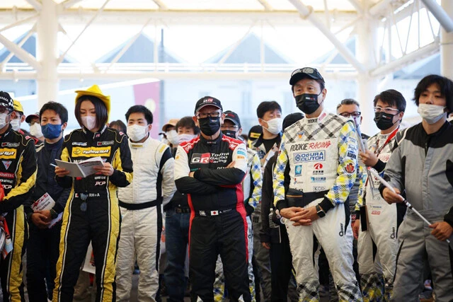 トヨタの豊田章男社長(中央)に粘着取材を続ける山本氏(右奥ひとり目)。今回も至近距離から豊田社長を徹底マークしていた