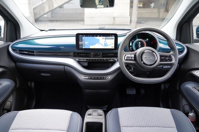 7インチのフルカラーTFTディスプレイは車速のほかにバッテリー残量、航続可能距離などを表示