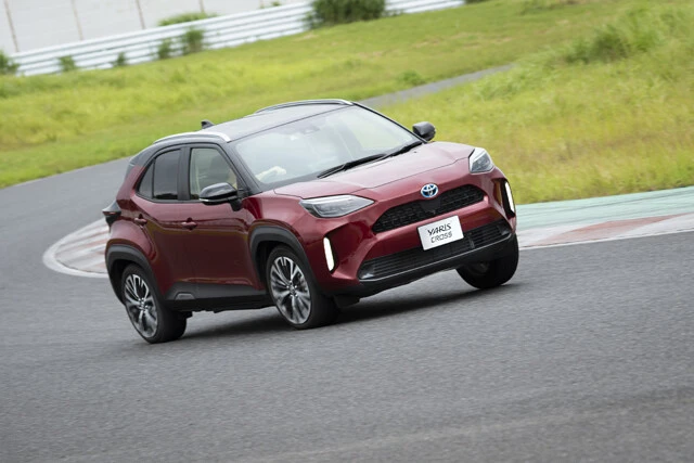 ヤリスクロス 発売:2020年8月 価格:179万8000~281万5000円 背の高いSUVながら、ヤリス譲りの走りでサーキット走行も簡単にこなす。ちなみにヤリスよりボディが大きいため後席や荷室は広い