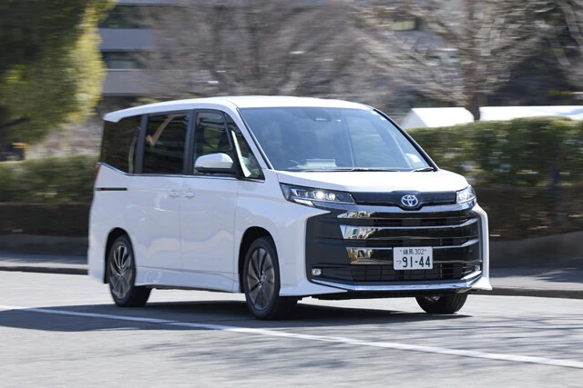 トヨタ ノア 価格:267万~389万円 値引:6万円 リセール:A ノアは問答無用のゴツ顔。ギッラギラの顔面が実にまぶしい。実物を見ると超ド迫力。ゴツ顔好きにはタマらない顔面だ