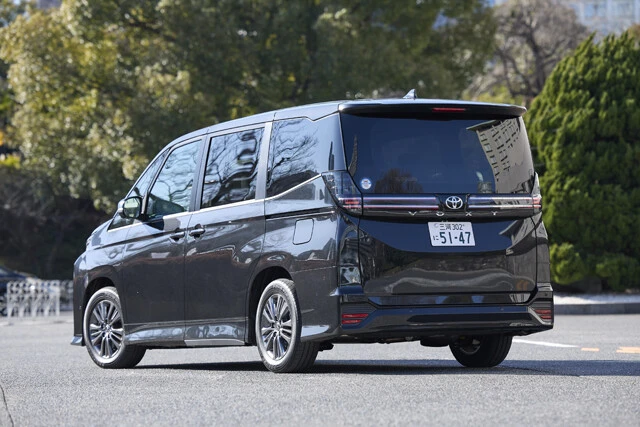 ヴォクシーもノア同様、4代目から全車3ナンバーに変更された。全体的にイカつさがかなり増した