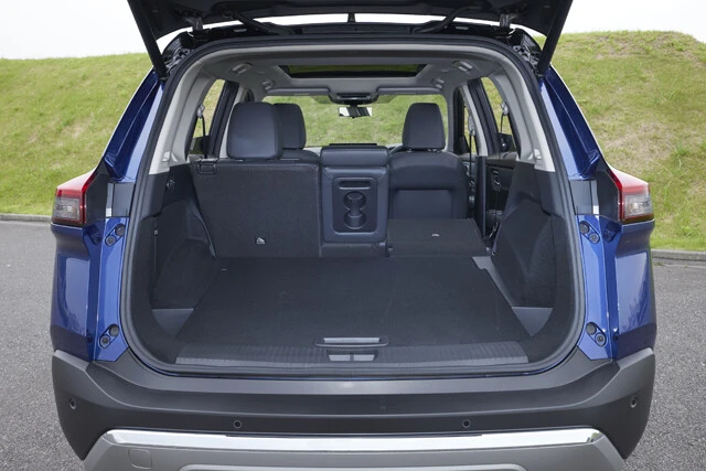 ラゲッジ容量は通常時で575リットル、後席は4:2:4の分割可倒式。3列シート仕様もある。1500W電源が備わるのも魅力