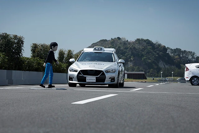 バックで飛び出してきたクルマを右に避けて回避するも、今度は道路右脇から歩行者が! これも自動で回避