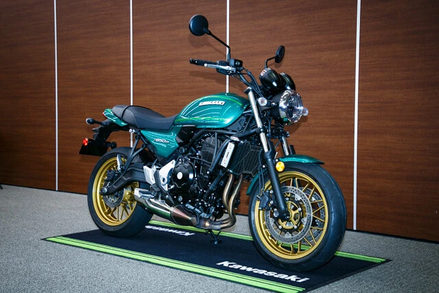 「カワサキ　Ｚ６５０ＲＳ」今年発売予定の新型車がニッポン初公開された！　詳細は不明だが、実車を見た青木氏は「コイツは鬼売れ確実ですよぉぉぉ！」と大絶叫