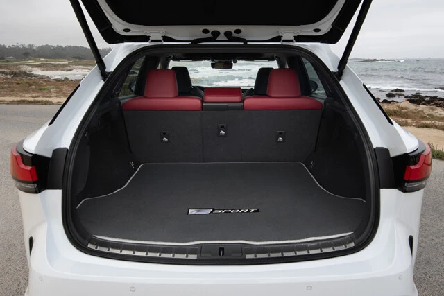 荷室は5名乗車時で9.5インチのゴルフバッグを4つ収納可能。3分割式の後席を倒せば、あらゆるアレンジが可能に