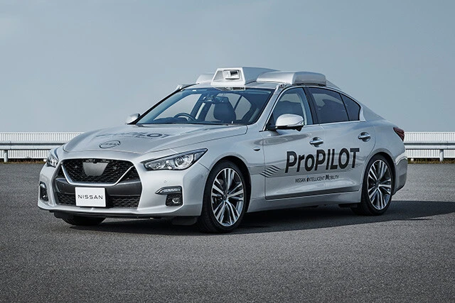 今回のデモンストレーションを行なった日産の実験車両。ベースはスカイライン。屋根にはキモとなるLiDARを搭載