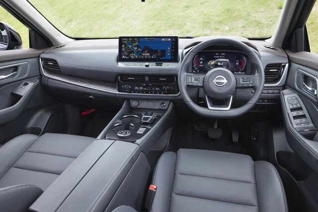 インパネ周りはシンプルで上質な仕上がり。2枚のディスプレイは各12.3インチ。ヘッドアップディスプレイは10.3インチだ