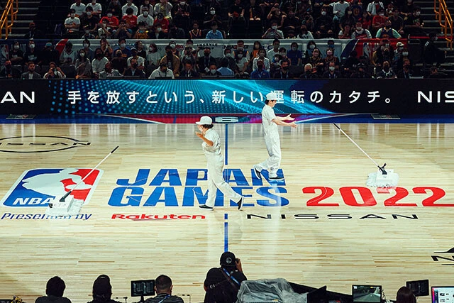 日産が開発した「プロパイロットモップ」。自立したモップが勝手に動いてコートを磨く