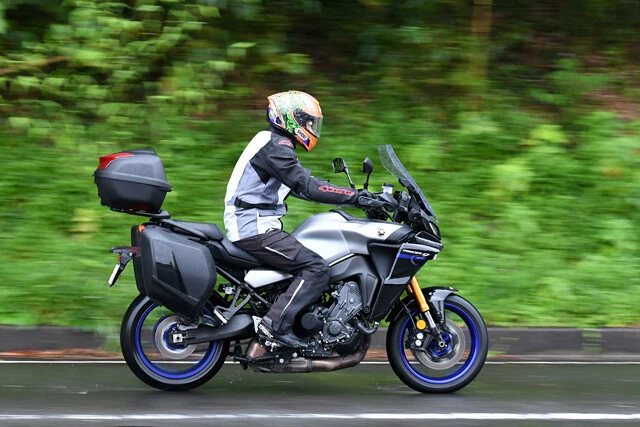 【第２位】ヤマハ　トレーサー９ ＧＴ　価格：１４５万２０００円　剛性の高いスチールパイプでリアフレームを専用設計。荷物満載時も挙動変化を感じさせない