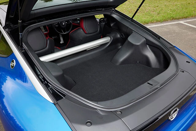 ラゲッジスペースは241Lと小さいが、9.5インチのゴルフバッグ2個の積載が可能。小旅行程度なら問題なさそうだ