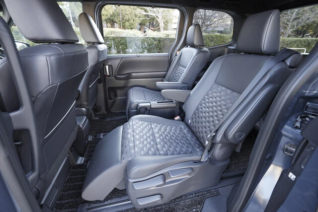 7人乗り仕様の2列目シートには、キャプテンシートや折り畳み式大型サイドテーブルなどを採用