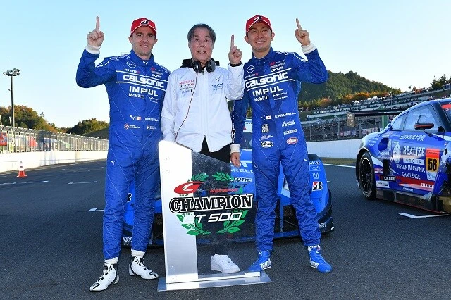 27年ぶりのタイトル獲得を喜ぶ星野監督（中央）。36歳のベルギー人、バゲット選手（左）と30歳の平峰選手（右）はスーパーGTでの初タイトルとなる。写真／GTA