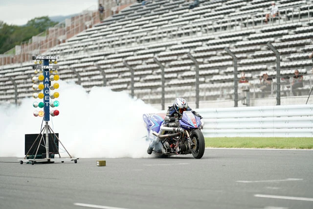 全米ドラッグレース選手権の最高峰クラスに参戦する重松健氏によるデモランは圧巻。1200馬力超えの本気マシンで、怒涛のフル加速を披露!!