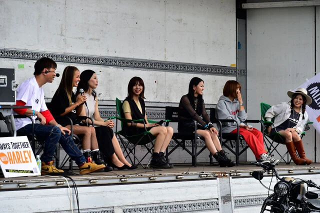 パドックエリアには、アオキ氏(左)が編集長を務める「WITHHARLEY」(内外出版社)のブースも登場。アオキ氏はハーレー女子との軽妙なトークで会場を大いに盛り上げた