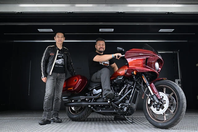 アオキ氏に「リアル開催ができ、本当によかった」と語ったハーレーダビッドソンジャパンの野田一夫社長(左)と、本邦初公開となった新型ローライダー エルディアブロをデザインしたH-Dリードデザイナーのダイス長尾氏(右)