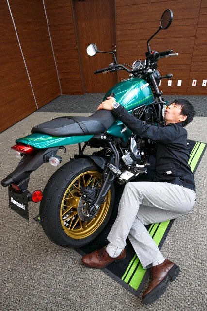実車に大コーフンのアオキ！　敏腕ジャーナリストだけあり、四方八方から執拗にＺ６５０ＲＳを徹底チェックする青木氏。カワサキの皆さま、スミマセン
