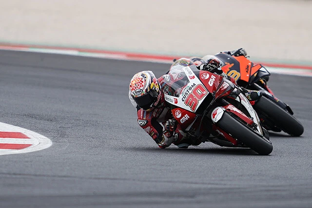 ストレートでは時速350キロに達する怪物マシンを変幻自在に操る。コーナーでは肘と膝を擦りながら曲がる