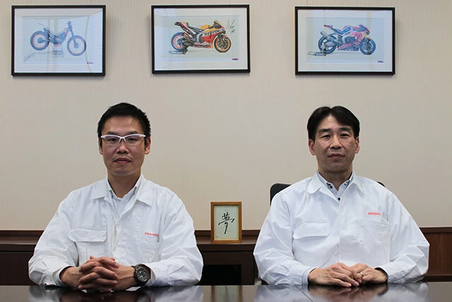 ホンダRC213Vの開発責任者であるチェン・ユーリャン氏(左)と、ホンダ・レーシングの取締役でレース運営室室長の桒田哲宏氏(右)