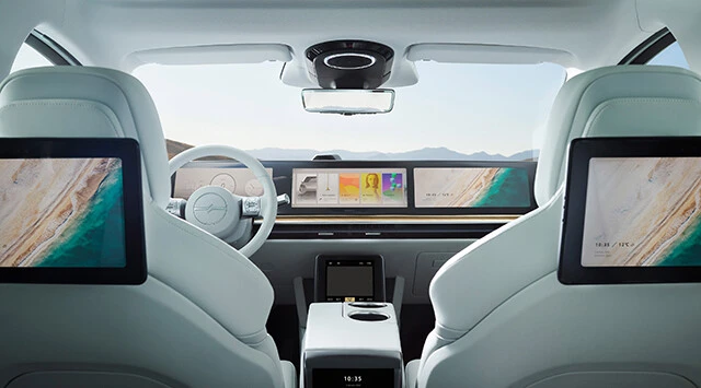 インテリアはソニーが誇る音楽、映画、ゲームなどのソフトを楽しめるようになっている。まさに「走るエンタメ空間」だ