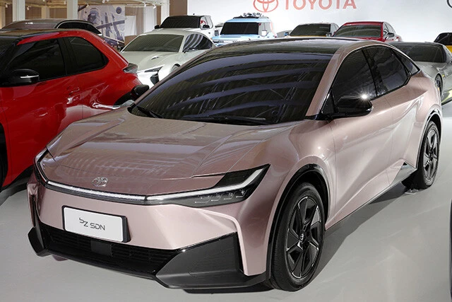 bZ SDN。今回お披露目されたbZシリーズで唯一、SUVタイプでないのがコチラ