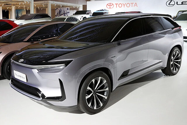 bZラージSUV。ハリアーやランドクルーザー的なポジションか!? 3列シートも用意