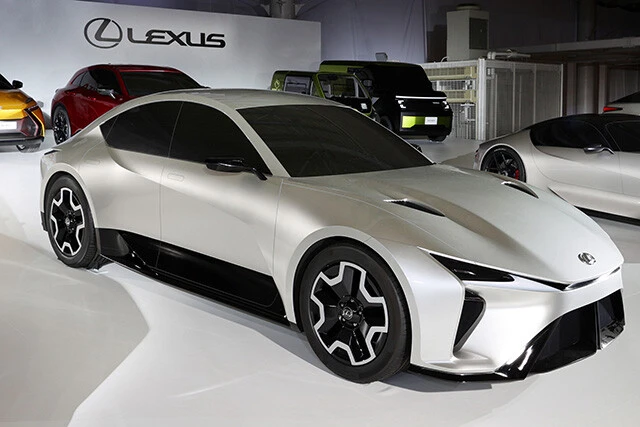 エレクトリファイドセダン。「コイツは次期ISだ」という声も飛んだ。このまんま市販してほしい