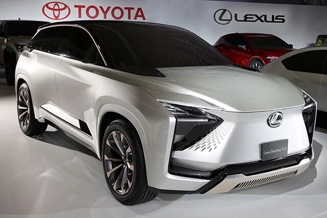 エレクトリファイドSUV。レクサスの象徴であるスピンドルグリルがない。LX相当のサイズか?