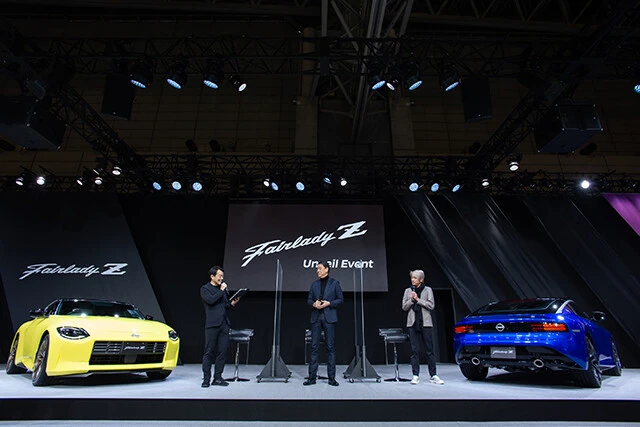 左から発表会の司会を務めた河口まなぶ氏。中央が日産の内田誠社長兼CEO。右が「KONDO RACING」の近藤真彦監督