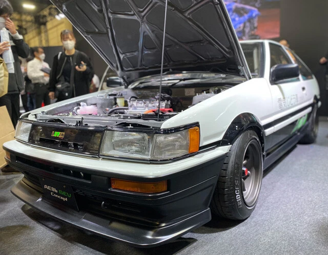 第1位 トヨタ AE86 BEVコンセプト 白と黒のツートンカラーで、ボディサイドには「電気じどう車(実験用)」という文字が