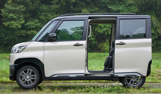 今回、試乗した4WDのボディサイズは全長3395㎜×全幅1475㎜×全高1830㎜。最小回転半径は4.9m。車重は1060㎏