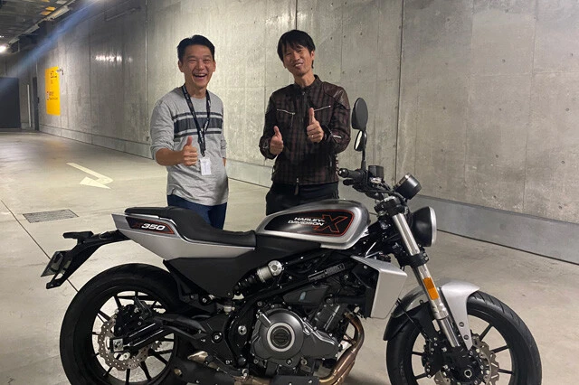ハーレーダビッドソンジャパンの野田一夫社長(左)を独占直撃し、ドヤ顔のアオキ氏(右)