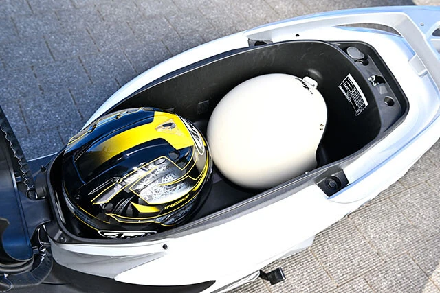 ラゲッジボックスは大容量の37L。ヘルメットと一緒にB4サイズのバッグも収納可能な余裕の積載性
