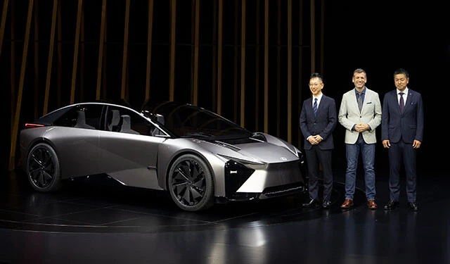左からトヨタのBEVファクトリーの加藤武郎プレジデント、サイモン・ハンフリーズ取締役執行役員、レクサスの渡辺剛プレジデント。世界的に注目度の高い「LF-ZC」の前で胸を張る