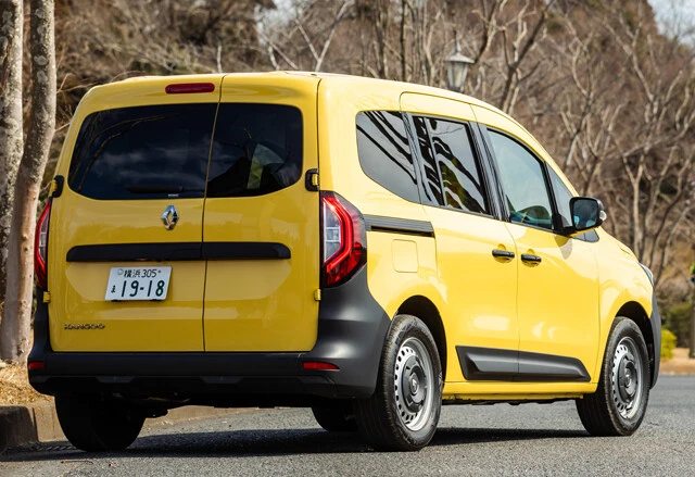 ブラック無塗装の前後バンパーと、観音開きのバックドアは乗用モデルでは日本仕様のみのアイテム。独特な道具感が男心を刺激する