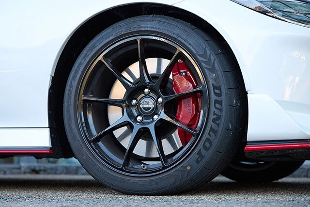 スポーツ走行を楽しめるよう、ニスモ専用のタイヤ、ホイール、専用大径ブレーキなどを採用