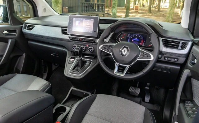 インパネ周りはとても洗練されたデザイン。小物入れやUSBポートなどを備え、使い勝手もバツグン。開放感もとても高い