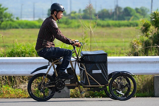 カワサキ「ノスリスカーゴ」（電動アシスト自転車仕様）価格：41万4700円、7月発売予定。上のノスリスと同じ電動アシスト自転車で機能面は同じだが、荷物の運搬を目的にした設計が施され、専用の骨格を採用しているという