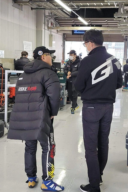 大変革時代に挑むトヨタ。開発の最前線であるモータースポーツの現場には、豊田会長(左)、佐藤社長(右)が常にいる