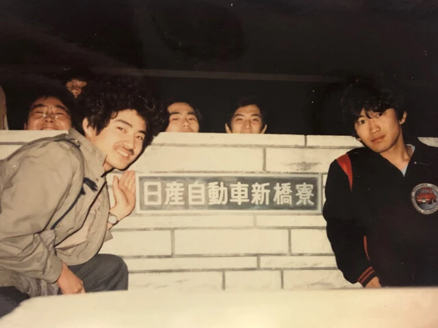 日産に入社した頃の永井氏(右)。左は後にGT-Rの企画責任者を務める田村宏志氏