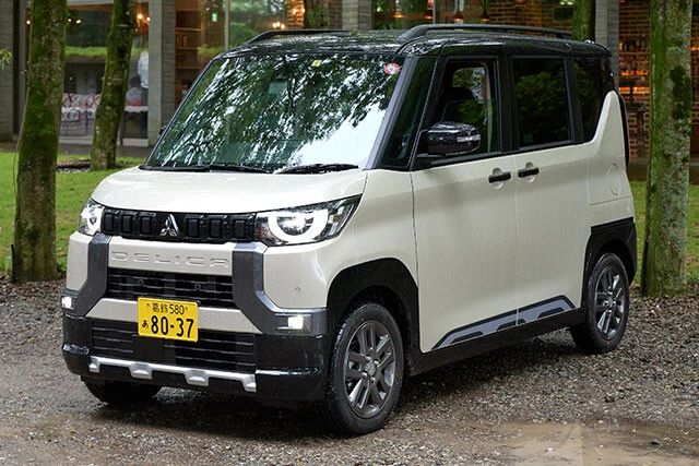 第10位  三菱「デリカミニ」「あざとかわいい」と評判を呼んだデリカミニの顔面。このSUV風味の軽スーパーハイトワゴンの価格は180万4000～223万8500円