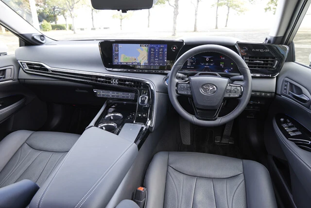 中央には12.3インチの超ワイドディスプレイが鎮座。メーターはフル液晶。室内の圧倒的な先進性と高級感は他の追随を許さない