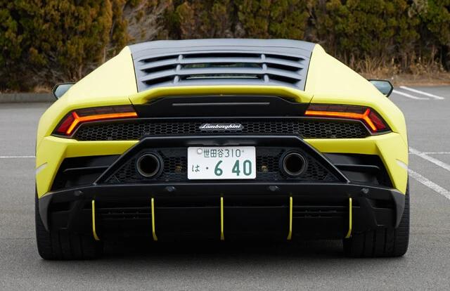 フルオカプセルはリアディフューザー(空力パーツ)もブラックで、5枚のフィンにはボディ同色のアクセントが。後方視界に期待してはいけない