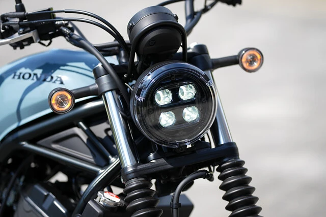 ヘッドライトはかなり個性的。アウターレンズ内には4つのLEDライトが鎮座。とてもユニークな仕上がりになっている