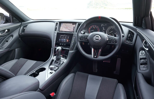 ニスモ専用のレカロシートの調整はマニュアル式。メーターやセンターコンソールなどにはニスモの文字が刻まれている