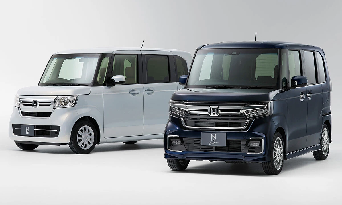 ホンダ「N‐BOX」価格：144万8700～225万2800円　2年ぶりに新車販売台数総合トップに輝いたN‐BOX。ちなみに軽の新車販売台数では8年連続の首位。21年のマイチェンでファン待望のアレを搭載して鬼売れ。その装備とは!?