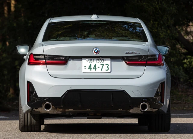 リアコンビランプはL字形の新デザイン。リアバンパーとテールパイプも変更され、パワフルなイメージがさらに高められている