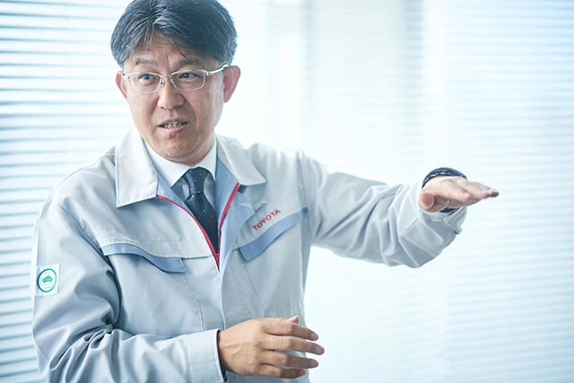 最近、初代セルシオを中古購入した山本シンヤ氏と、変態的なクルマトークに花を咲かせていた佐藤社長。生粋のクルマ好き