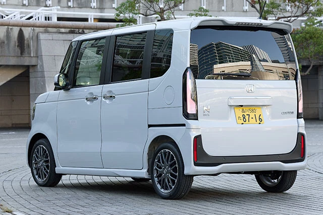 リアの注目はシーケンシャルターンシグナル。もちろん、レンズは定番のクリアタイプ