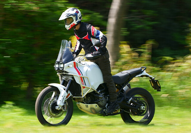 【第3位】ドゥカティ　デザートX　価格：199万9000円～　アドベンチャーとしては軽量で、本格ラリーマシンを感じる設計。低中速トルクと優れたトラクション（駆動力）性能がオンロードでも強烈な加速をもたらす。街乗りからツーリングまで余裕でこなす