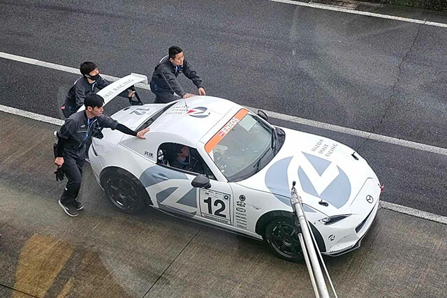 軽量化のため1.5Lのボディを使用するが、エンジンは2Lに換装。マツダ流の魔改造を受けた超激アツのロードスターに仕上がっている